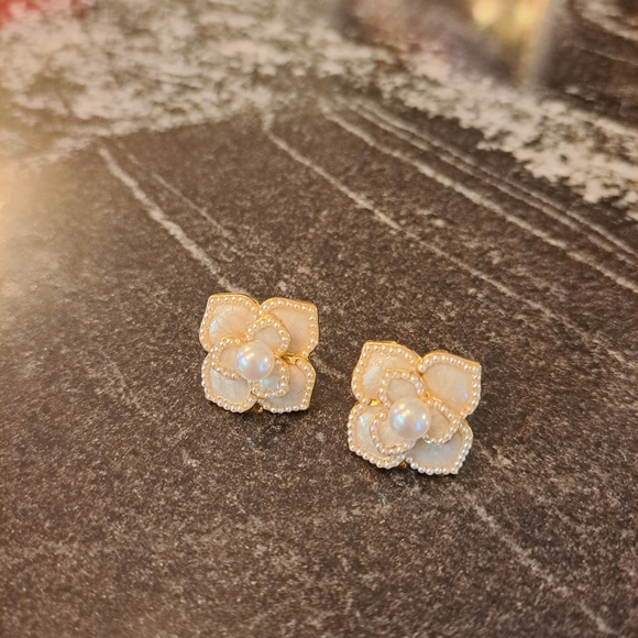 White flower earrings - Picture 6 of 8